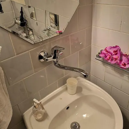 2 Rooms, For 6 People, 58m². Quiet, Nice! Fully Furnished, Air Conditioning, Fireplace! 1, Center, 7min Walk To Wenceslas Square, 5min Walk To River Vltava. Spalena Street № 9, Nove Mesto Apartman