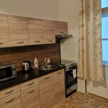 Apartman 2 Rooms, For 6 People, 58m². Quiet, Nice! Fully Furnished, Air Conditioning, Fireplace! 1, Center, 7min Walk To Wenceslas Square, 5min Walk To River Vltava. Spalena Street № 9, Nove Mesto
