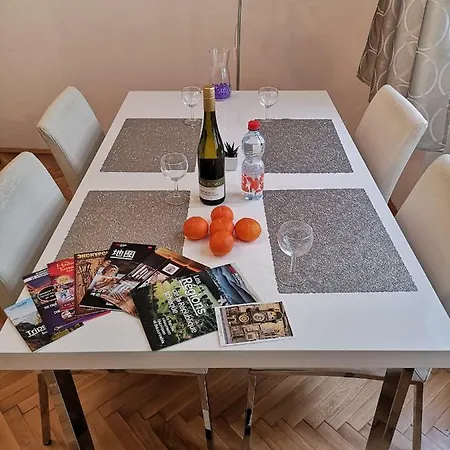 Apartman 2 Rooms, For 6 People, 58m². Quiet, Nice! Fully Furnished, Air Conditioning, Fireplace! 1, Center, 7min Walk To Wenceslas Square, 5min Walk To River Vltava. Spalena Street № 9, Nove Mesto Prága