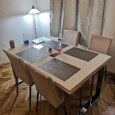 Apartman 2 Rooms, For 6 People, 58m². Quiet, Nice! Fully Furnished, Air Conditioning, Fireplace! 1, Center, 7min Walk To Wenceslas Square, 5min Walk To River Vltava. Spalena Street № 9, Nove Mesto Prága