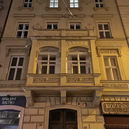 2 Rooms, For 6 People, 58m². Quiet, Nice! Fully Furnished, Air Conditioning, Fireplace! 1, Center, 7min Walk To Wenceslas Square, 5min Walk To River Vltava. Spalena Street № 9, Nove Mesto * Prága