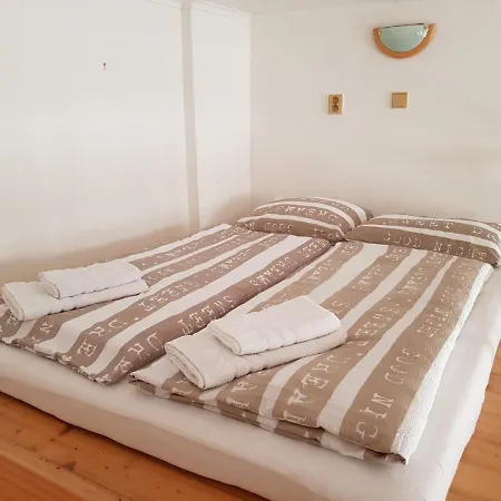 2 Rooms, For 6 People, 58m². Quiet, Nice! Fully Furnished, Air Conditioning, Fireplace! 1, Center, 7min Walk To Wenceslas Square, 5min Walk To River Vltava. Spalena Street № 9, Nove Mesto Apartman *